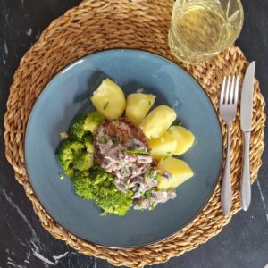Broccoli met champignonroomsaus en een hamburger