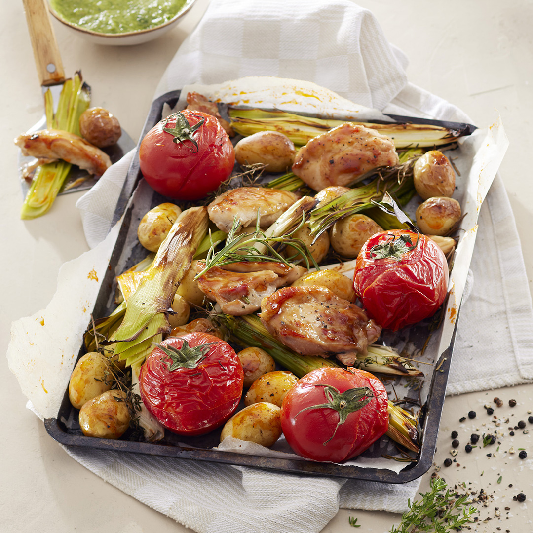 Traybake met polderhoenfilet, jonge prei, tomaten en nieuwe krieltjes & tijm-peterseliesalsa