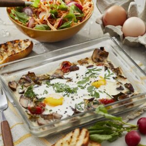 Oven-eitje met kastanjechampignons, snoeptomaatjes, kervel en gemengde salade met worteltjes, radijs en waterkers & bruche