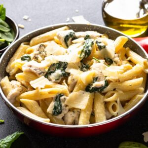 Romige pasta met kipdijblokjes, koolrabi en spinazie