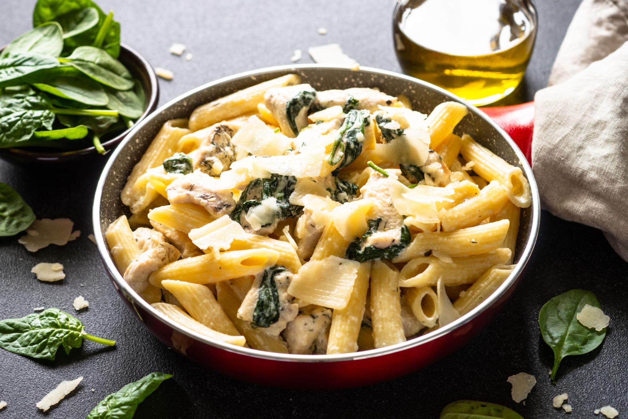 Romige pasta met kipdijblokjes, koolrabi en spinazie