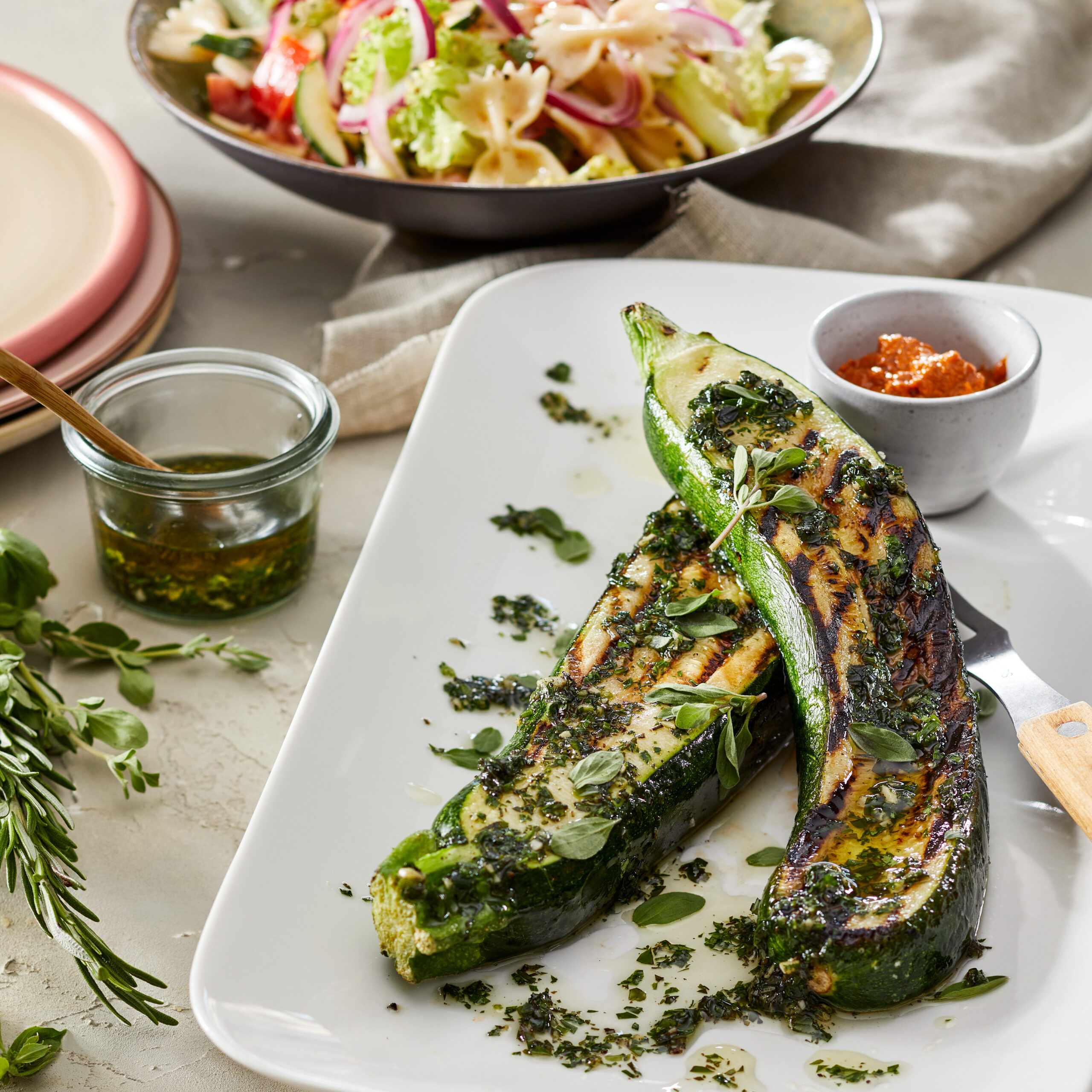 BBQ courgette-steaks met pesto rosso & pastasalade