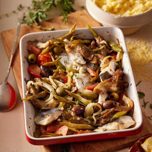 Mediterrane Heekschotel met oesterzwammen, tomaat, olijven, snijbonen & polenta