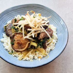 Rijst met runderreepjes, paksoi en shiitakes