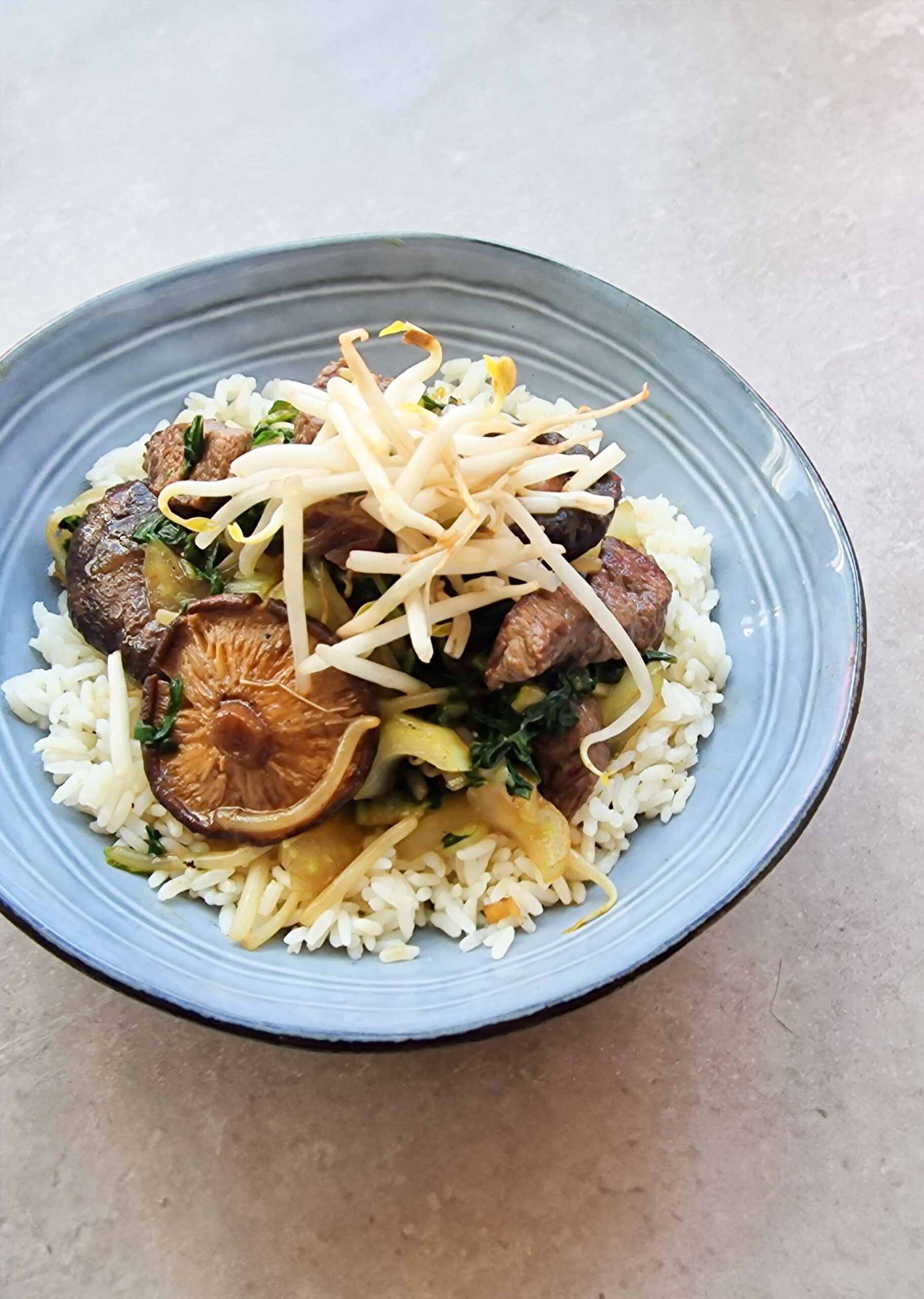 Rijst met runderreepjes, paksoi en shiitakes