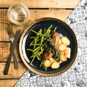 Rundersaucijs met olijf topping en aardappelen uit de oven