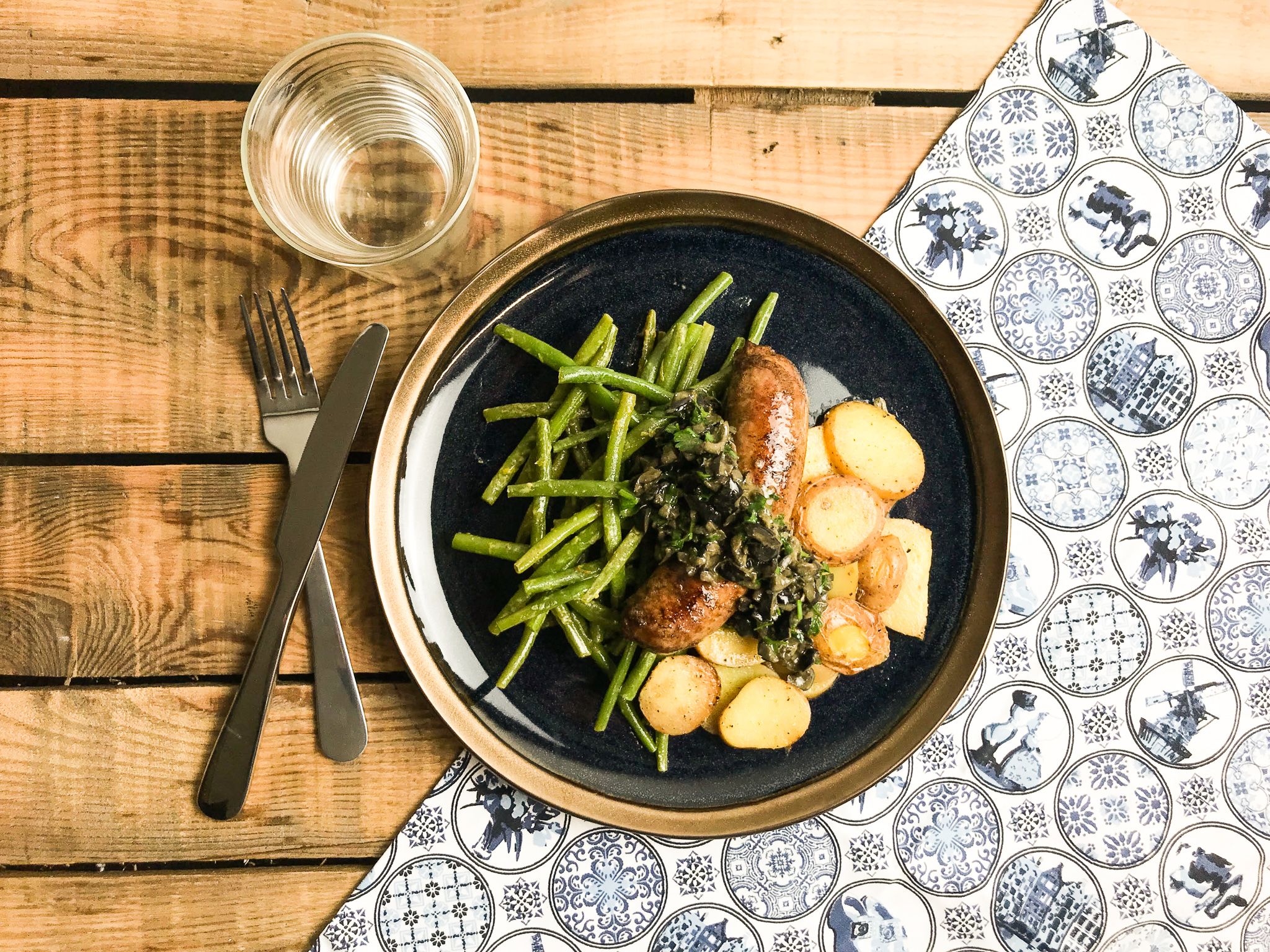 Rundersaucijs met olijf topping en aardappelen uit de oven