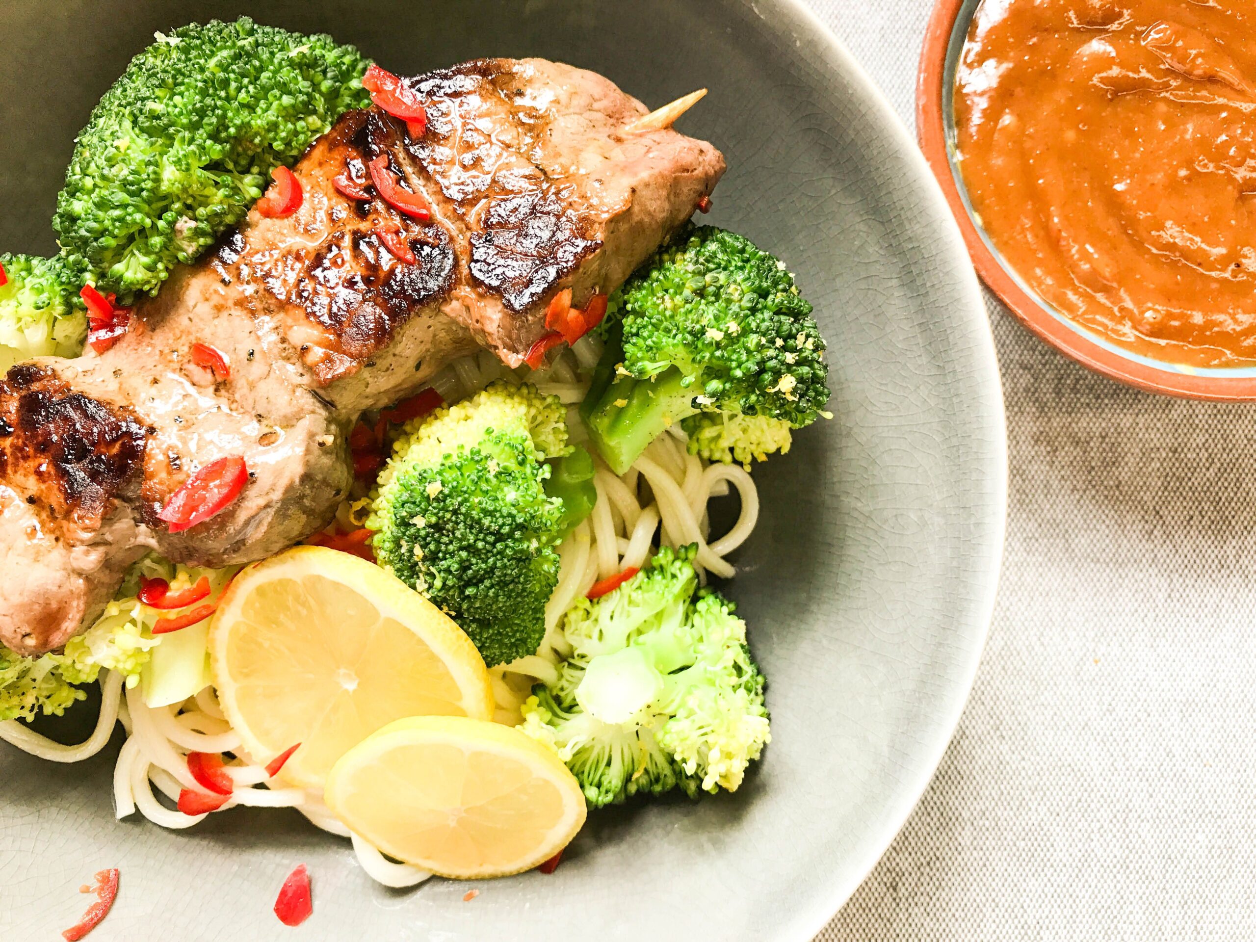 Biefsate met citroenbroccoli en rijstnoedels