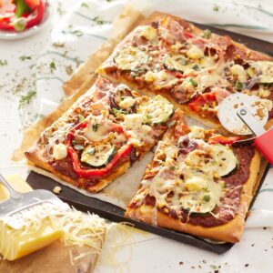 Plaatpizza met verborgen groenten, rauwe ham & feta