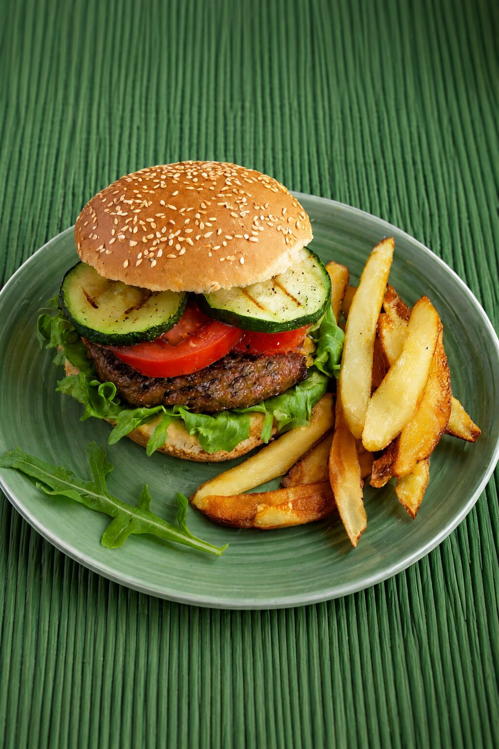 Broodje hamburger met gegrilde groenten en ovenfrites