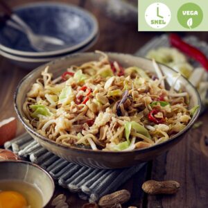 Pad Thai met spitskool, tauge, rode uit, roerei & pinda's