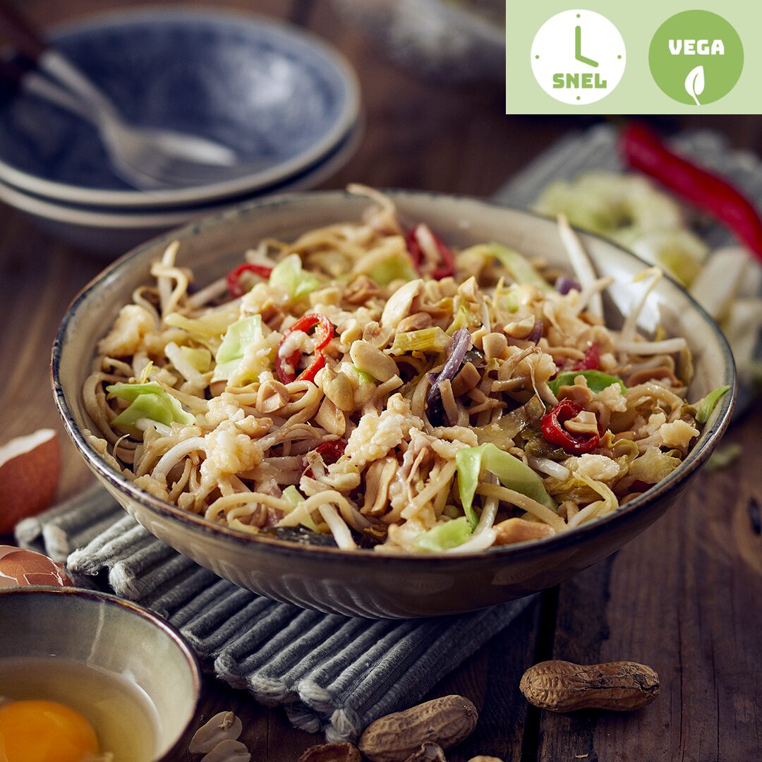 Pad Thai met spitskool, tauge, rode uit, roerei & pinda's