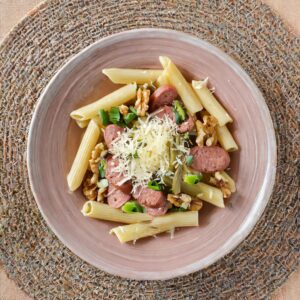 Penne met prei, saucijsjes en walnoten
