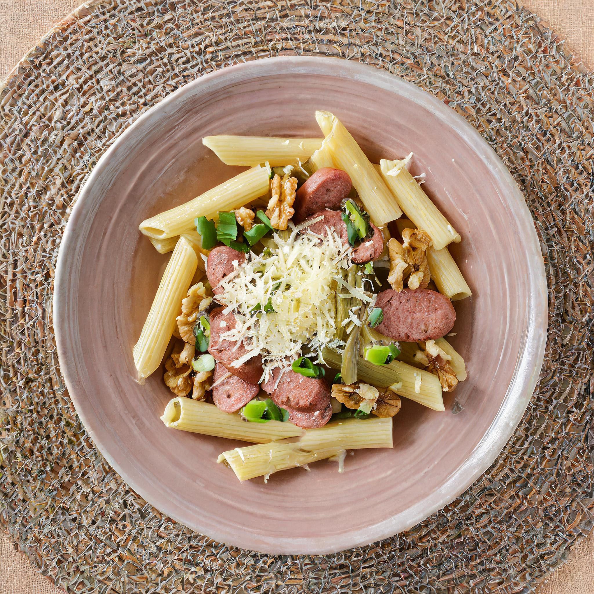 Penne met prei, saucijsjes en walnoten