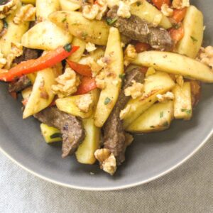 Aardappelpannetje met runderreepjes, ananas en Italiaanse kruiden
