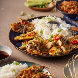 Koreaanse groente en paddenstoelenkoekjes met kimchi & tauge-komkommersalade