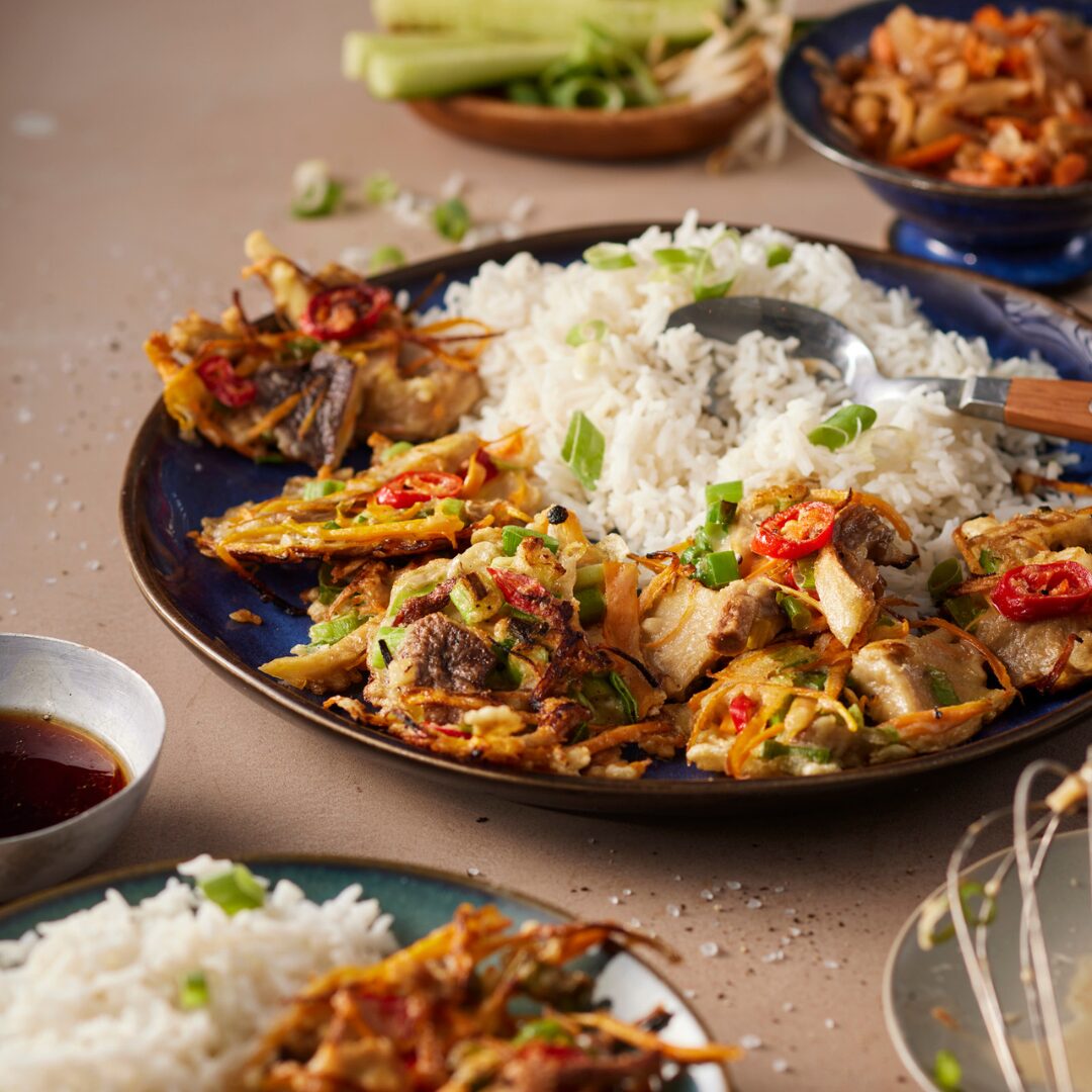 Koreaanse groente en paddenstoelenkoekjes met kimchi & tauge-komkommersalade