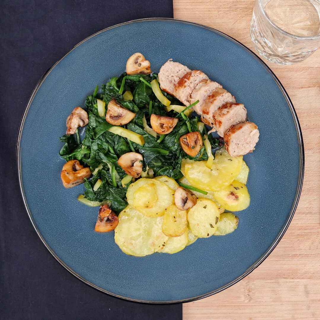 Slavink met spinazie, gebakken aardappelen en champignons