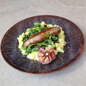 Aardappel-knoflookpuree met spinazie en een Vechtdal-rundersaucijs