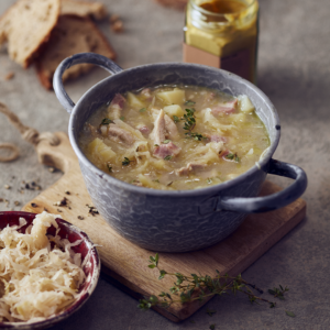 Zuurkool-maaltijdsoep met hoenderdijstukjes, aardappel, tijm & Nieske's Erf spekjes